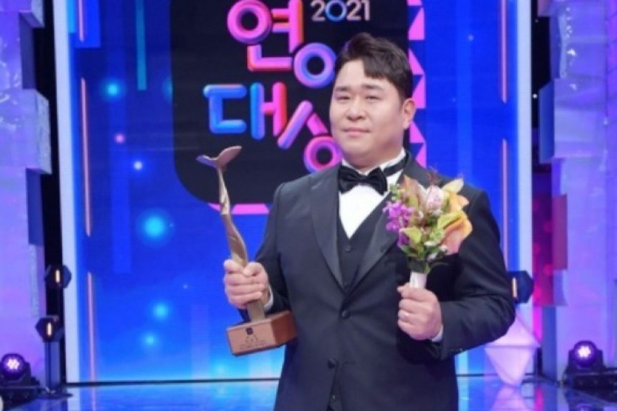 Moon Se-yoon menangi penghargaan utama di KBS Entertainment Awards