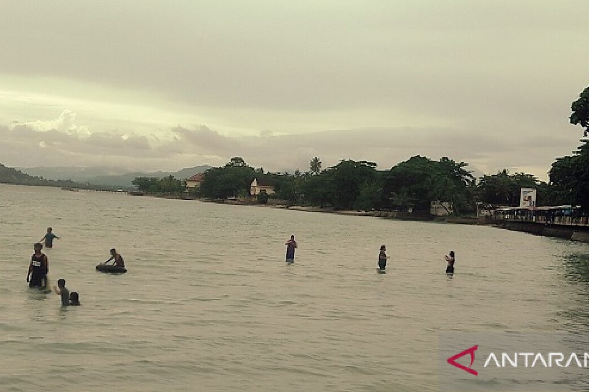 Objek wisata pantai natsepa sepi pengunjung, masih suasana Natal