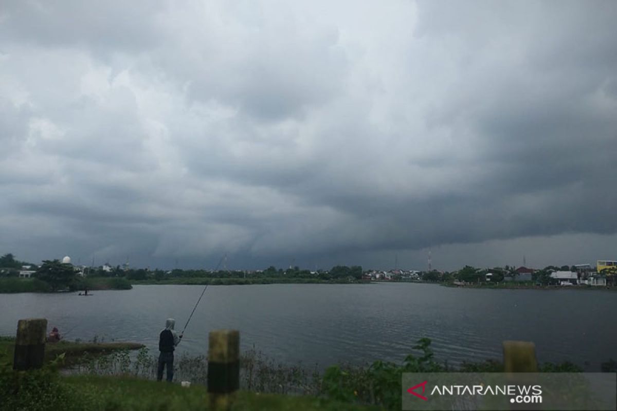 Sebagian wilayah Indonesia diguyur hujan lebat disertai kilat - angin kencang