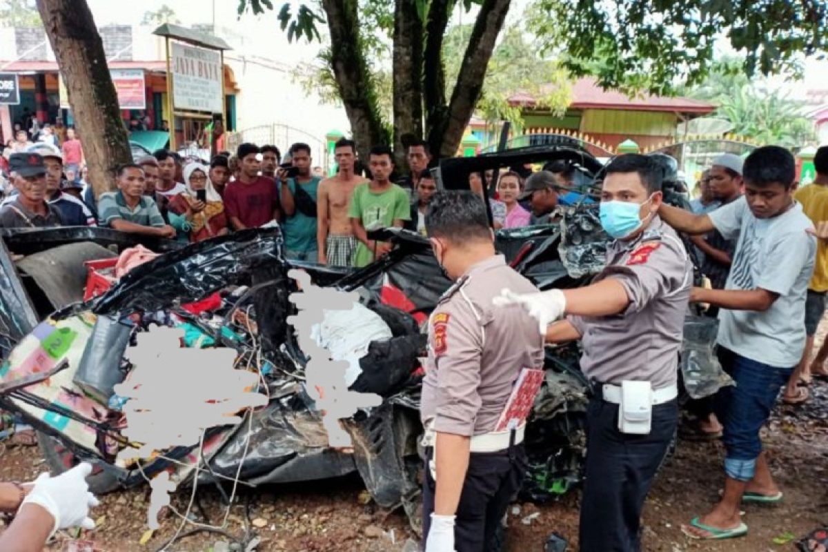 Tabrakan bus dan carry di Merangin, tiga orang tewas