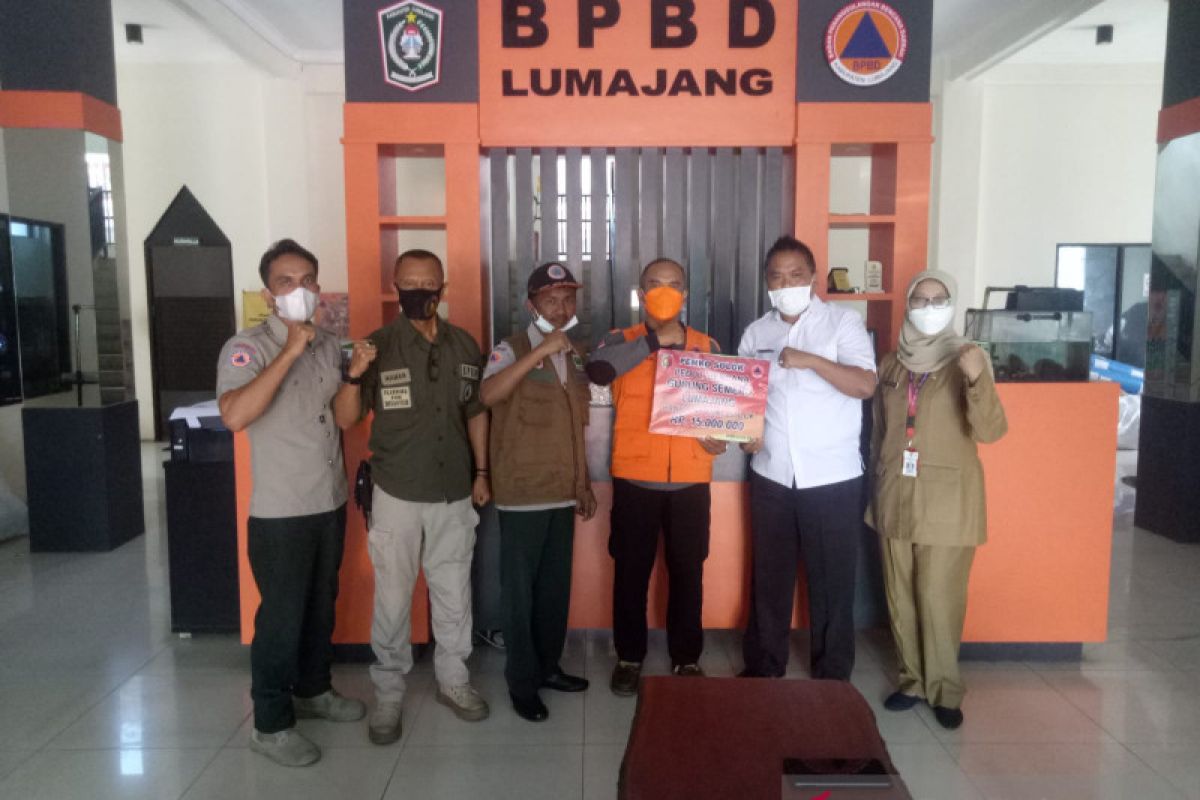 Pemkot Solok serahkan seton rendang dan uang tunai untuk korban Gunung Semeru