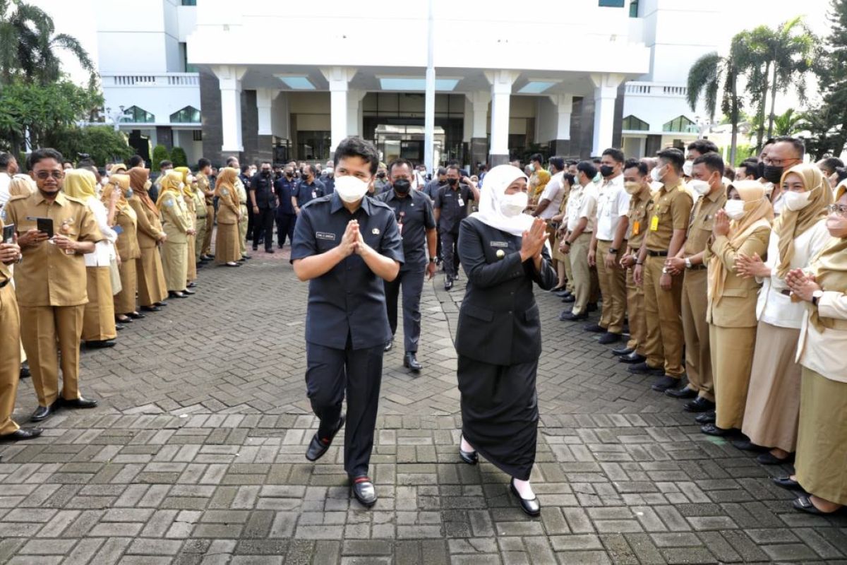 Khofifah perintahkan ASN Pemprov Jatim sediakan stok masker di kendaraan