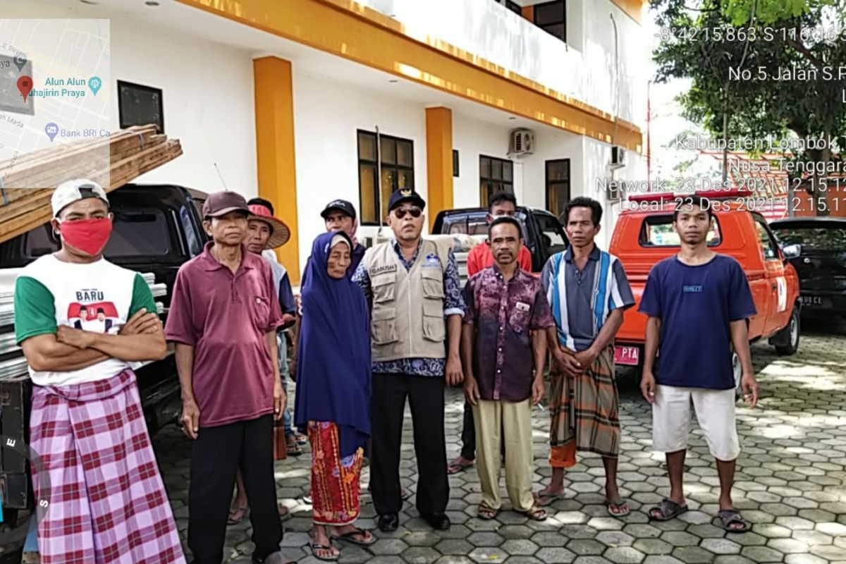 Pemkab Lombok memberikan bantuan kepada korban angin puting beliung