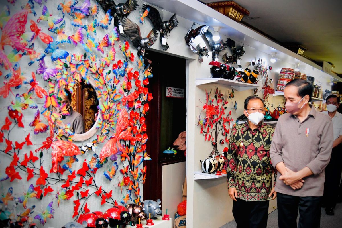 President Widodo visits Bali Bangkit IKM crafts exhibition