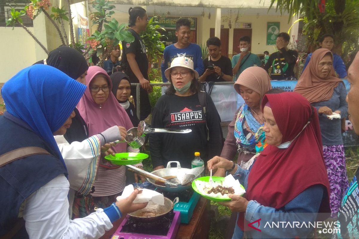 Pengungsi Semeru dilatih membuat olahan jantung pisang untuk peluang usaha