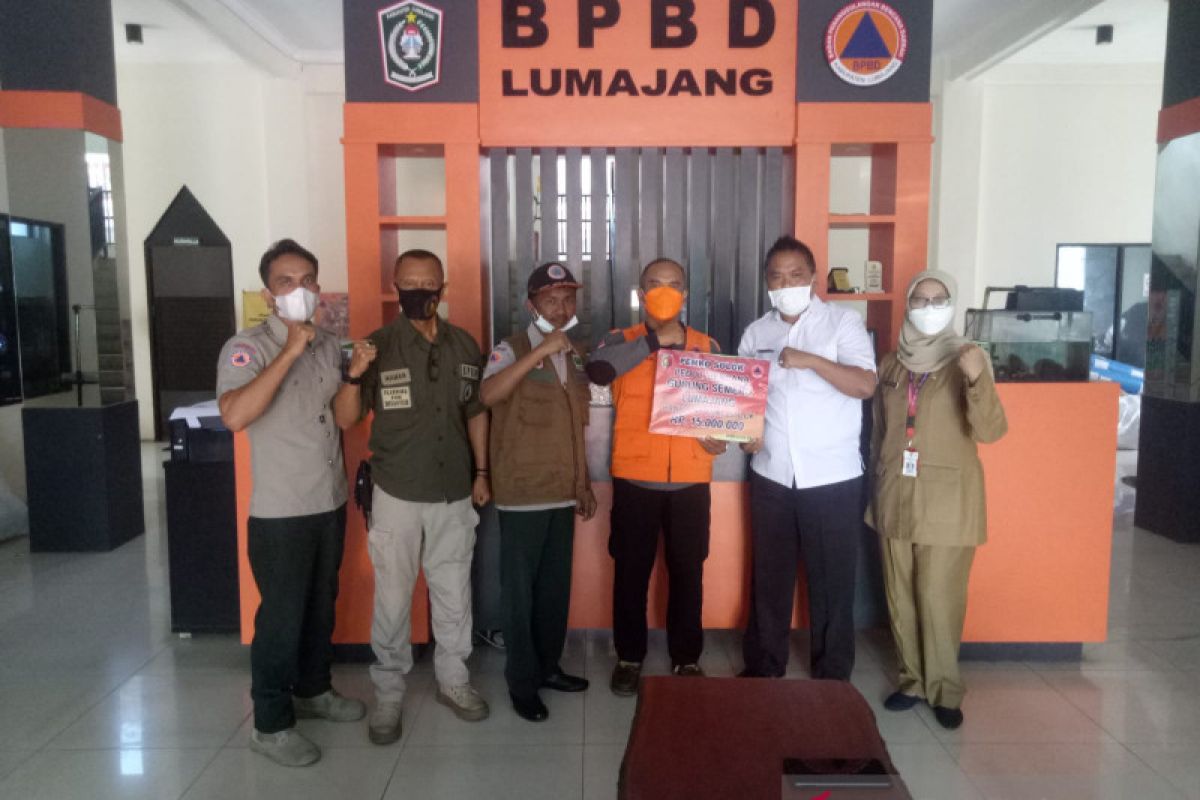 Pemkot Solok serahkan 1 ton rendang untuk korban erupsi Gunung Semeru
