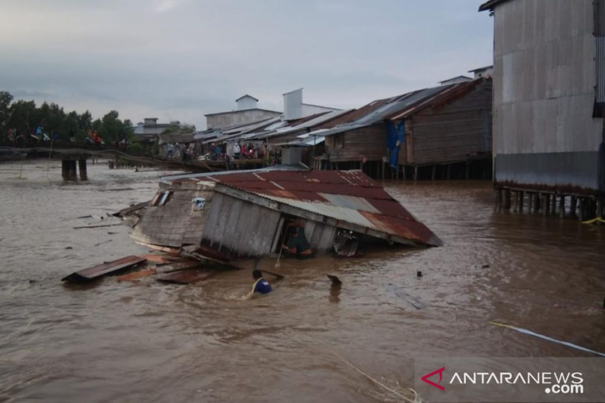 Dua rumah warga di Jambi amblas dan hanyut ke dalam sungai