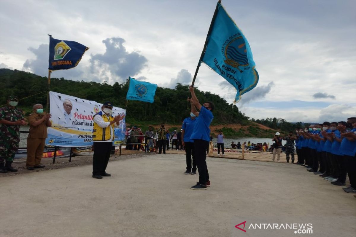 Basoeki Hadimoeljono kukuhkan pengurus dayung di Bendungan Ladongi