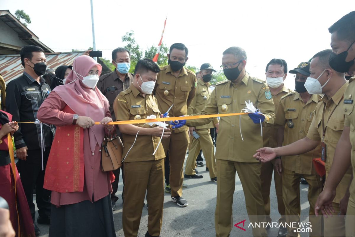 Bupati Sambas : Jaga jalan di Teluk Keramat yang diresmikan gubernur