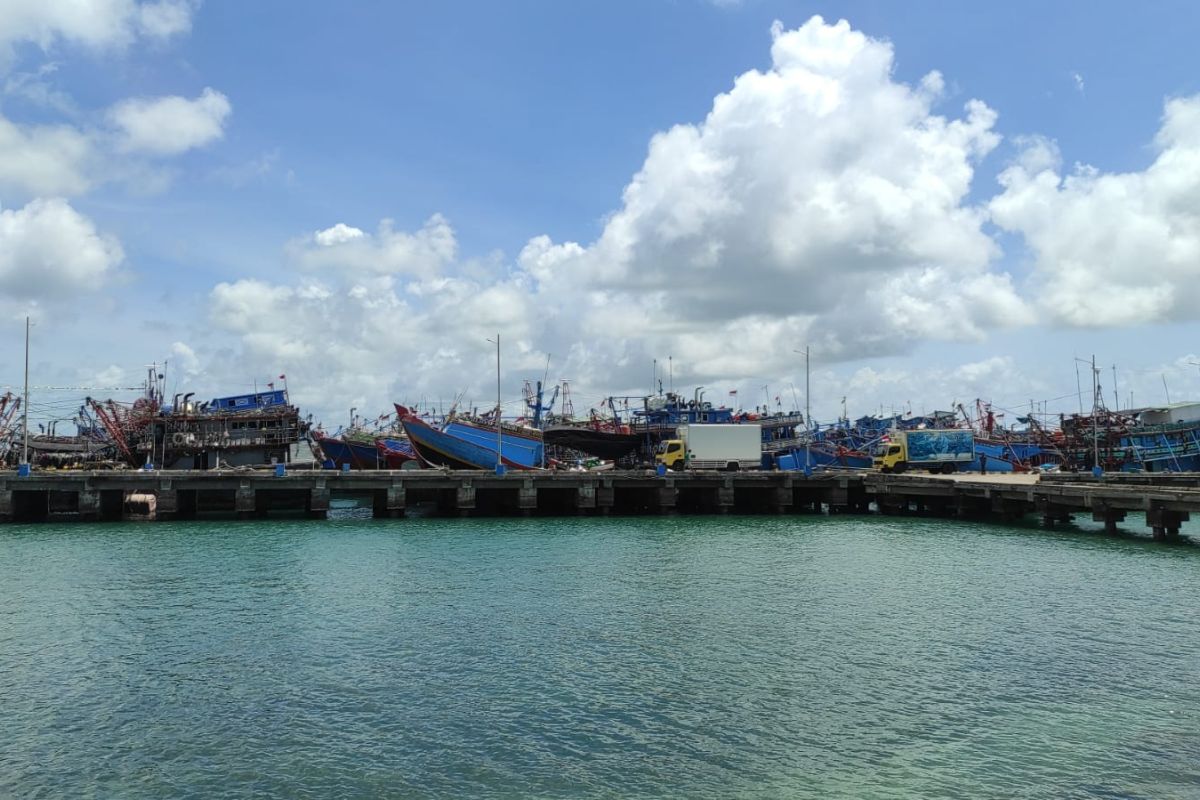 Puluhan kapal nelayan menumpuk di Pelabuhan Awang dampak cuaca ekstrem