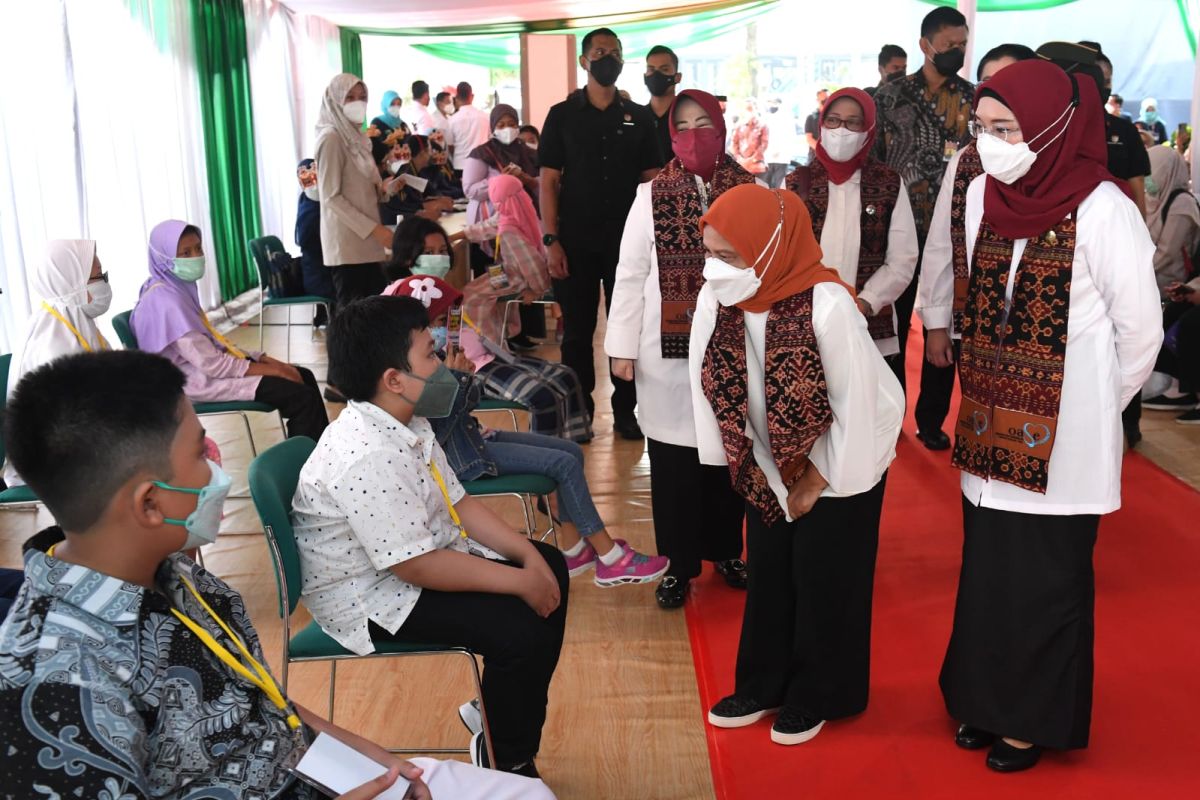 Ibu Negara tinjau pelaksanaan vaksinasi COVID-19 pada anak di Jakarta