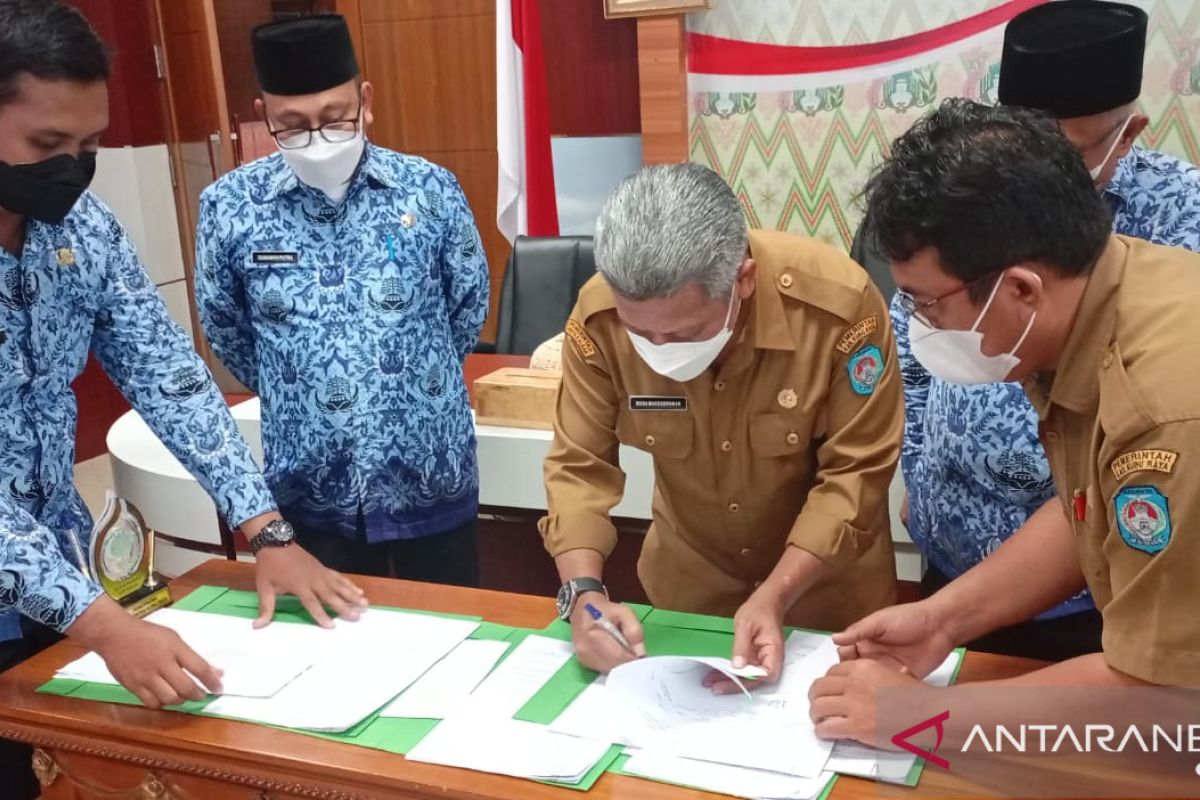 Tiga desa terjauh di Kubu Raya terima hibah PLTS