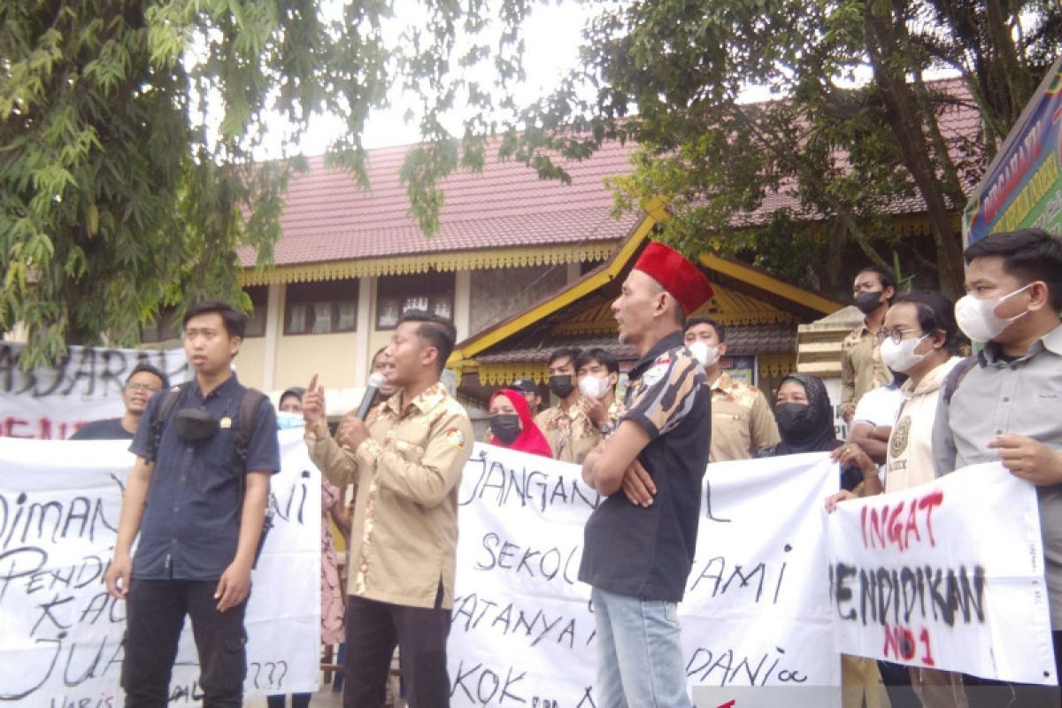 Wali murid demo tolak SD N 1 Pekanbaru diubah jadi pasar