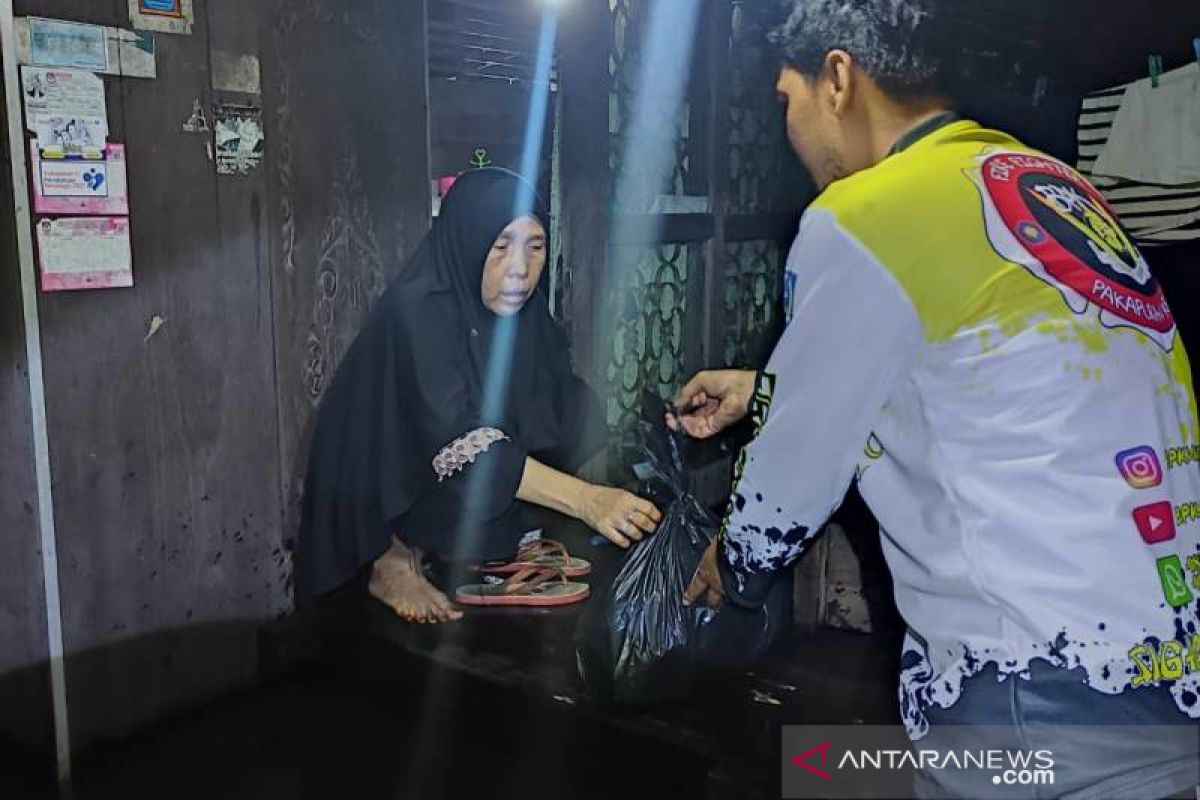 Selain sembako dan apar-apar, obat kulit juga dibutuhkan warga Daha