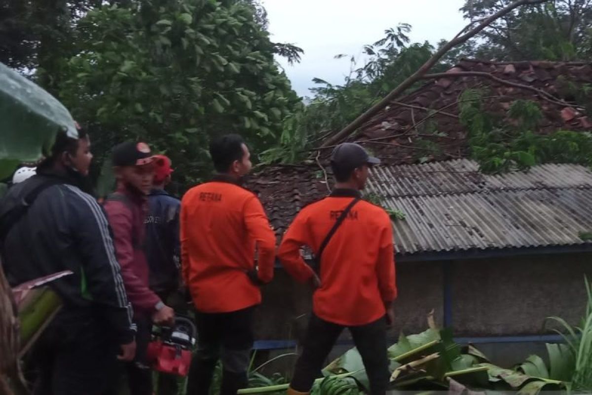 37 Rumah dan 1 masjid di Cianjur rusak diterjang angin puting beliung