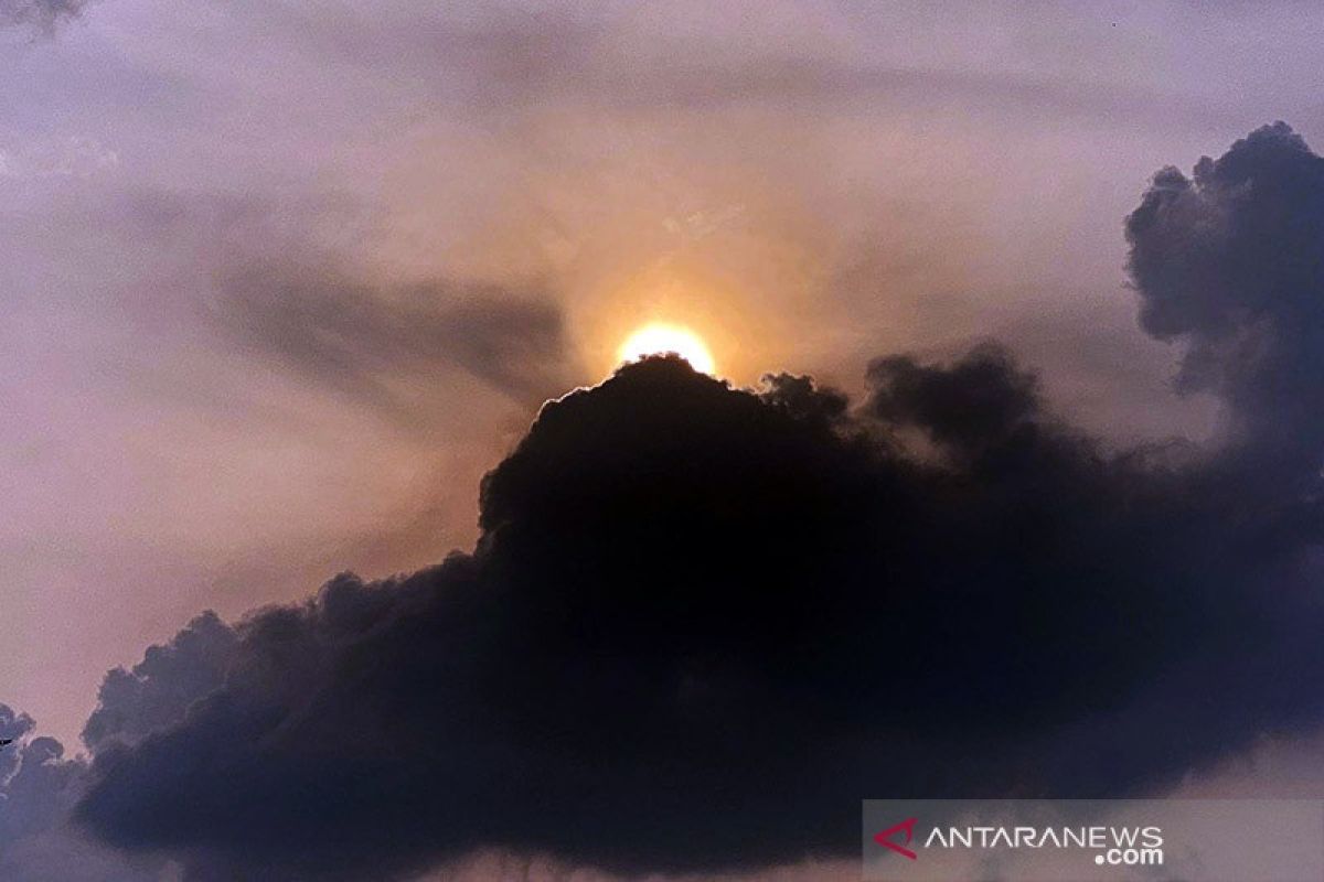 BMKG prakirakan sebagian kota di Tanah Air berawan pada Sabtu siang