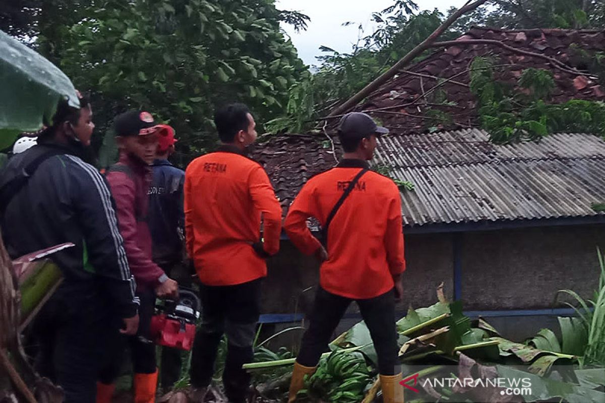 Diterjang puting beliung, 37 rumah dan 1 masjid di Cianjur rusak