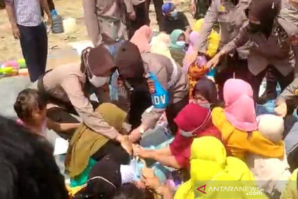 Polisi bubarkan paksa aksi ibu-ibu di area tambang pasir besi Seluma