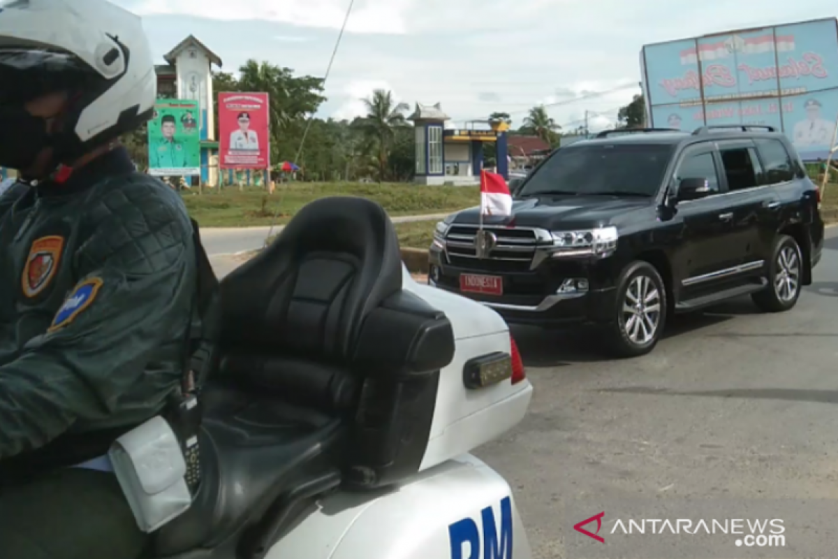 Jokowi bagi baju kaos ke warga Kota Kendari