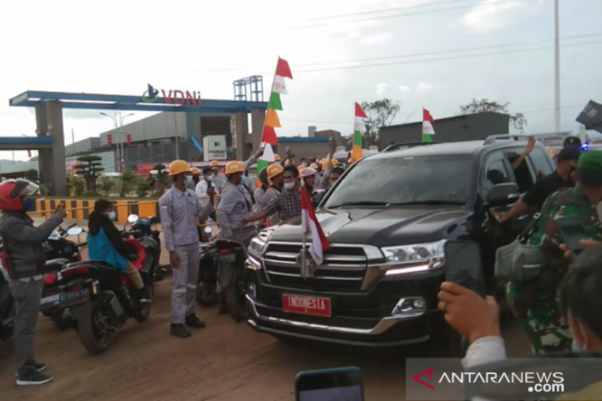 Warga Morosi berebutan baju pemberian Presiden Jokowi