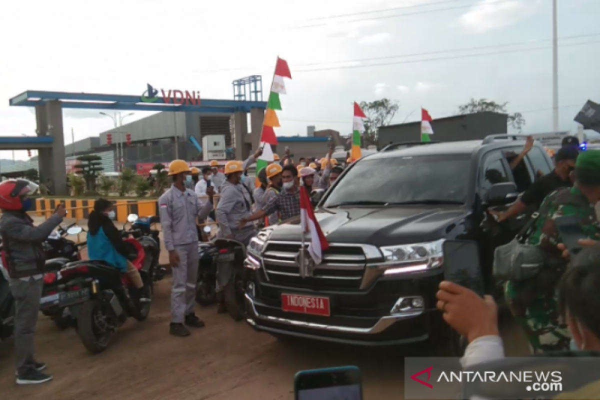 Warga Morosi  berebutan baju pemberian Presiden Jokowi