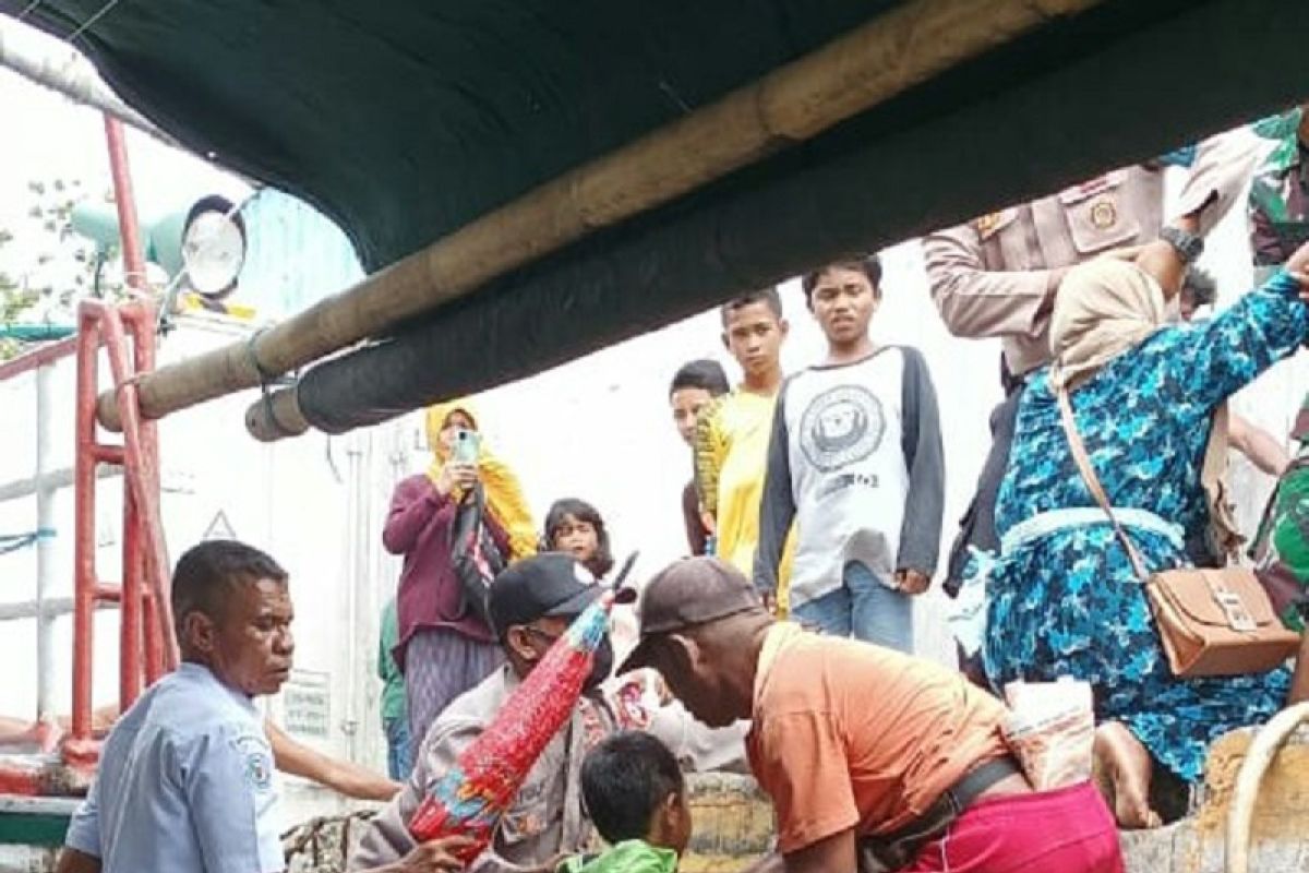 Tim SAR evakuasi puluhan penumpang KM Sinar di perairan Maluku