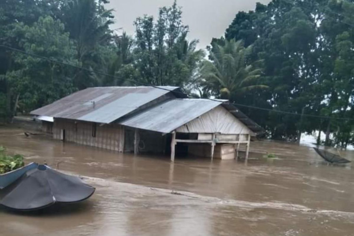 Sejumlah keluarga mengungsi akibat banjir di Sumba Tengah