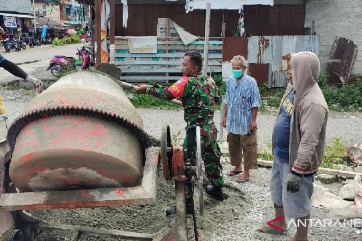 TNI bersama warga Mimika membangun drainase cegah banjir