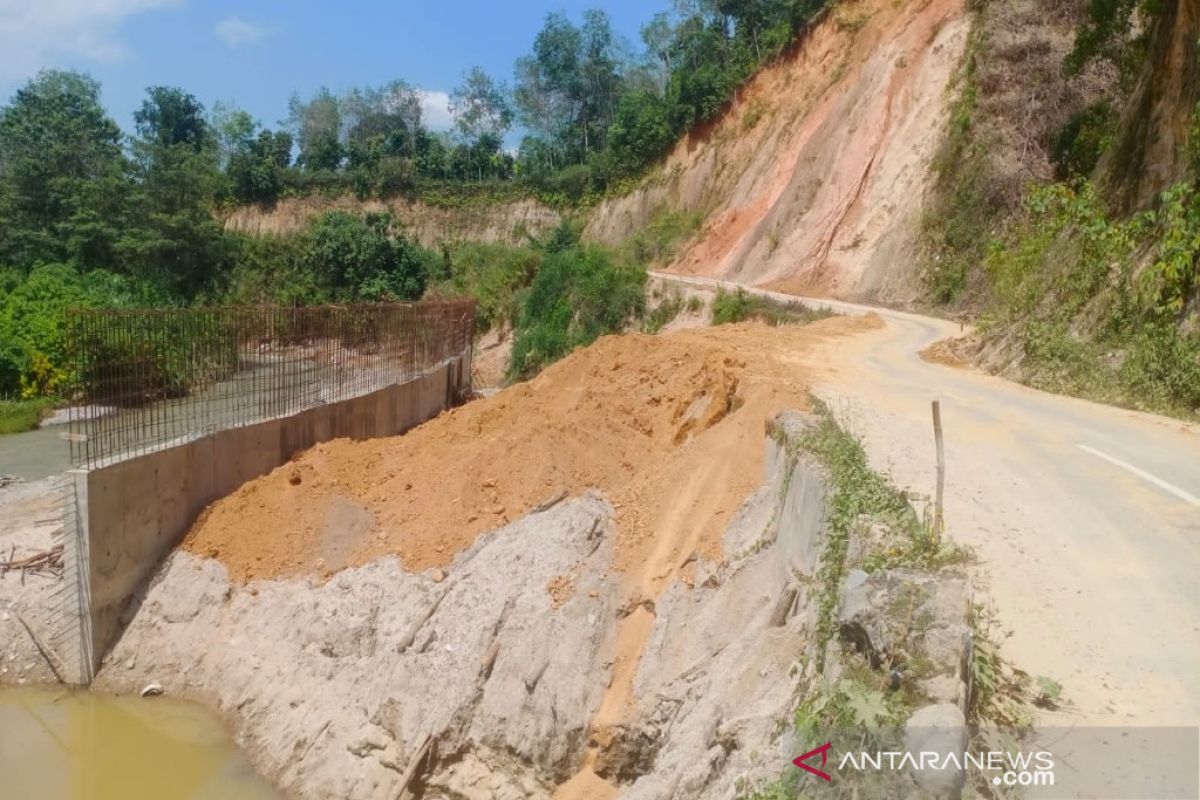 Dek penahan jalan Panyabungan - Pagur mulai ditimbun