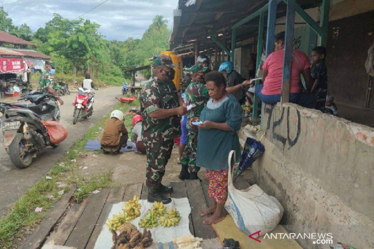 TNI sosialisasi prokes berbagi masker cegah COVID-19