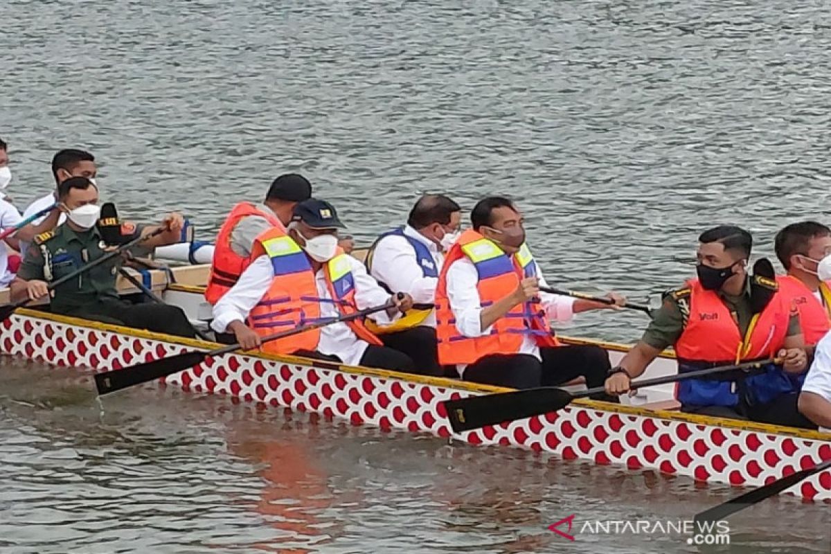 Presiden Jokowi ikut serta mendayung Perahu Naga di Bendungan Ladongi Sultra