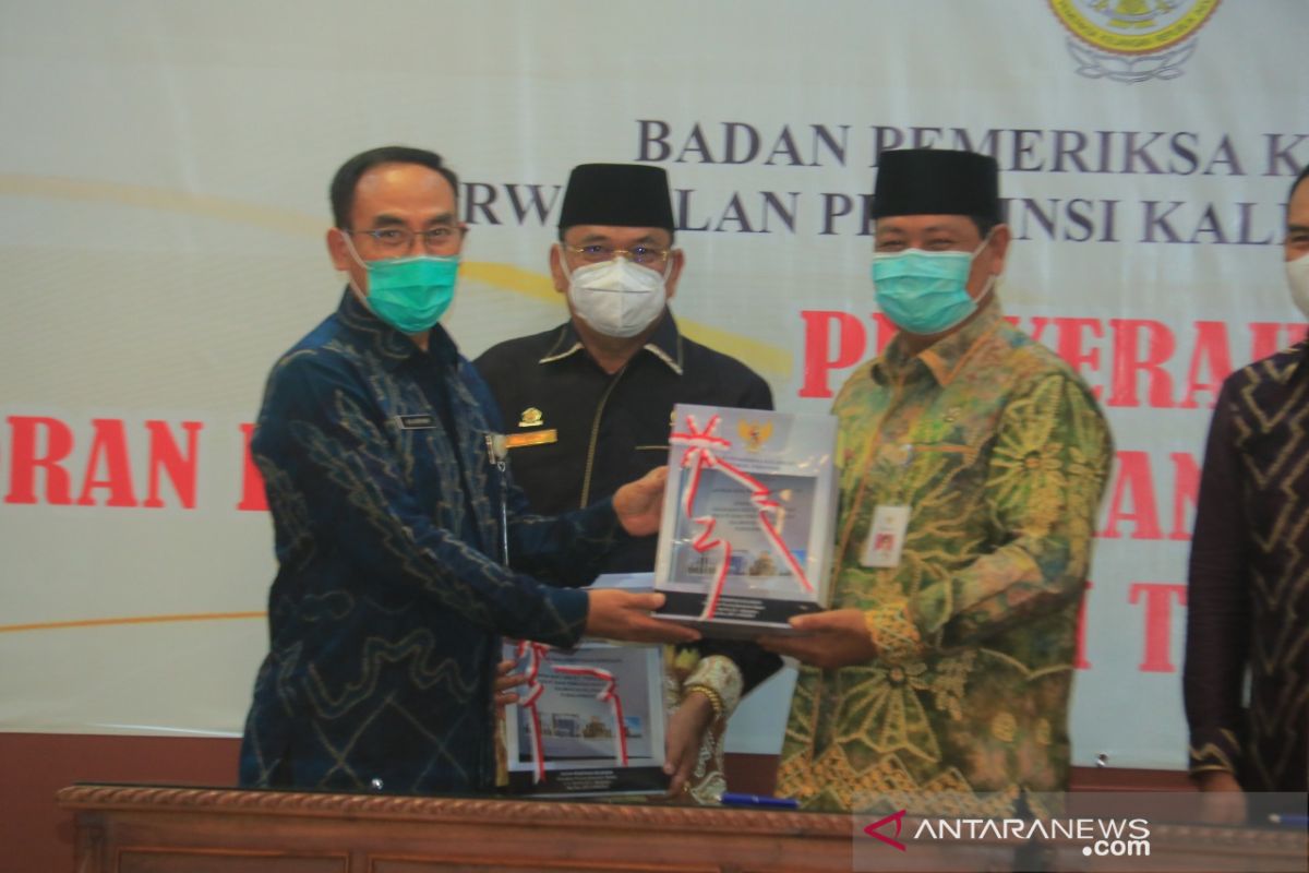 BPK Kalsel serahkan LHP kinerja dan kepatuhan semester II tahun 2021