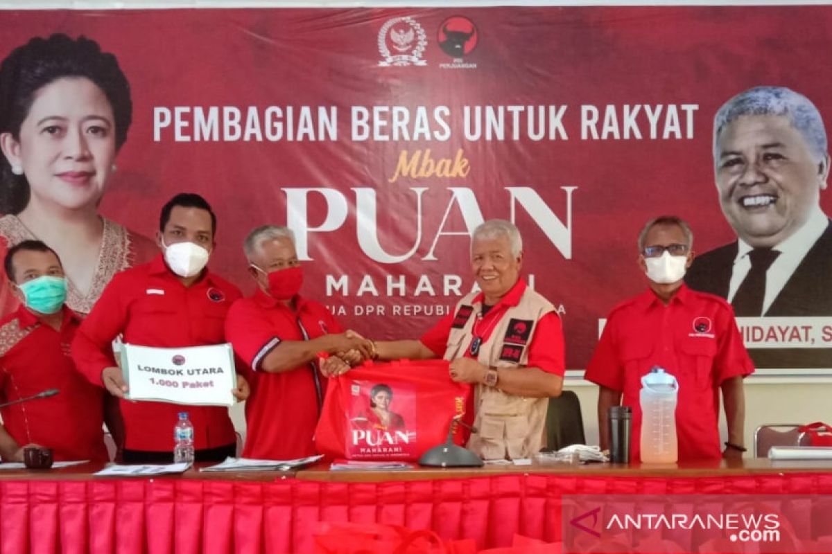 Ketua DPR Puan Maharani membagikan beras untuk warga NTB