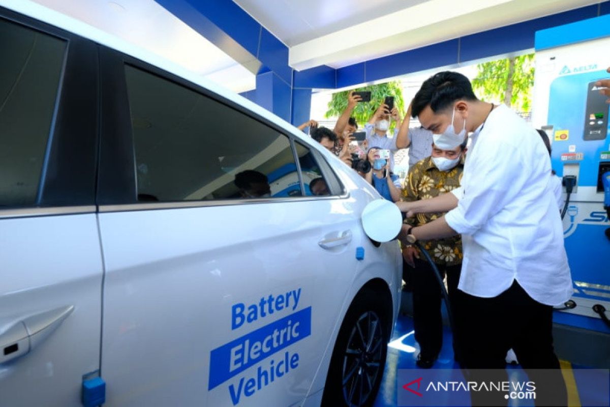 PLN mulai melayani kebutuhan bahan bakar kendaraan listrik di Solo