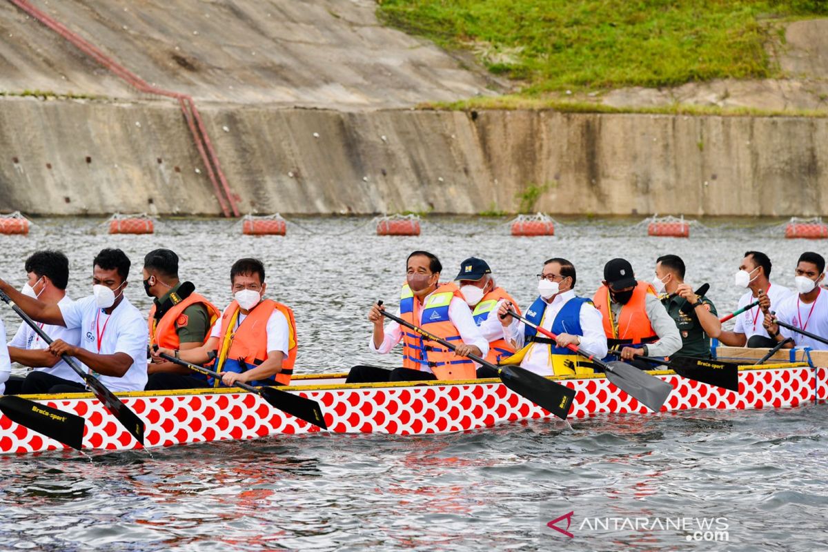 Presiden Jokowi dayung perahu naga di  Bendungan Ladongi