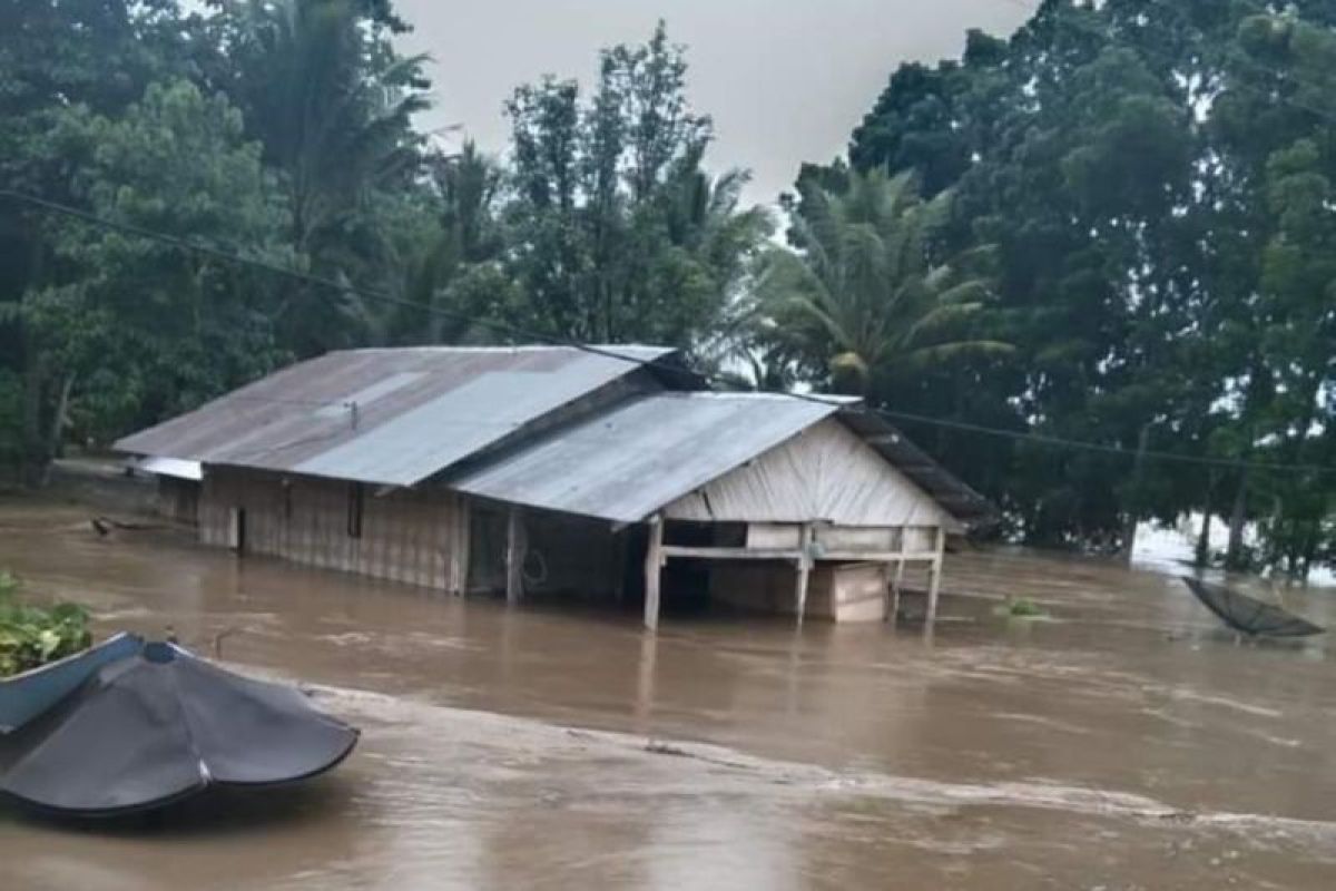 BPBD NTT:  Empat keluarga dilaporkan mengungsi akibat banjir di Sumba Tengah