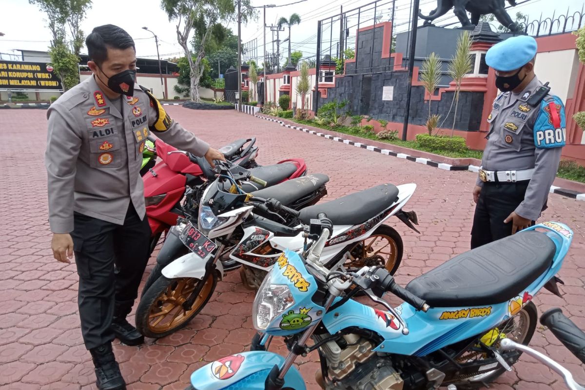 Puluhan sepeda motor 'bodong' diduga hasil curian disita polisi di Karawang