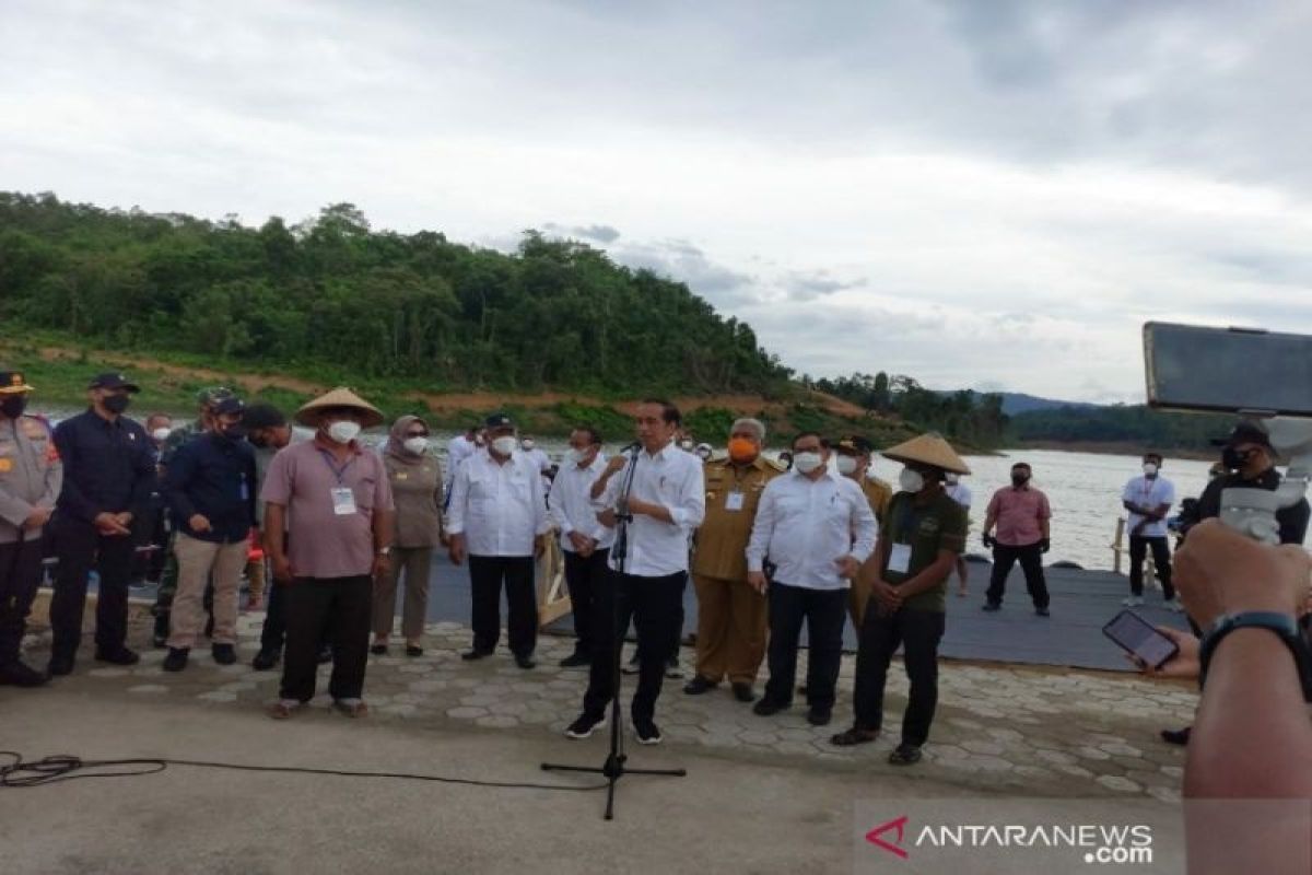 Presiden Joko Widodo resmikan Bendungan Ladongi dari atas perahu naga