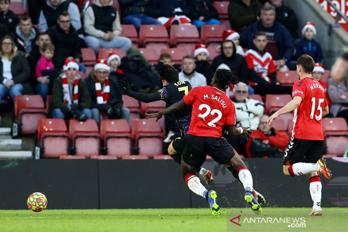 Tottenham diimbangi sepuluh pemain Southampton tapi Conte cetak rekor