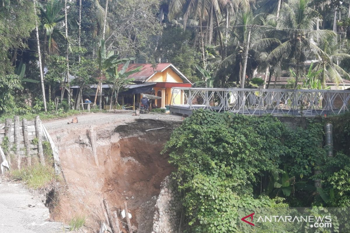 Jalan runtuh, jalur Padang Pariaman-Agam via Sungai Garinggiang tutup