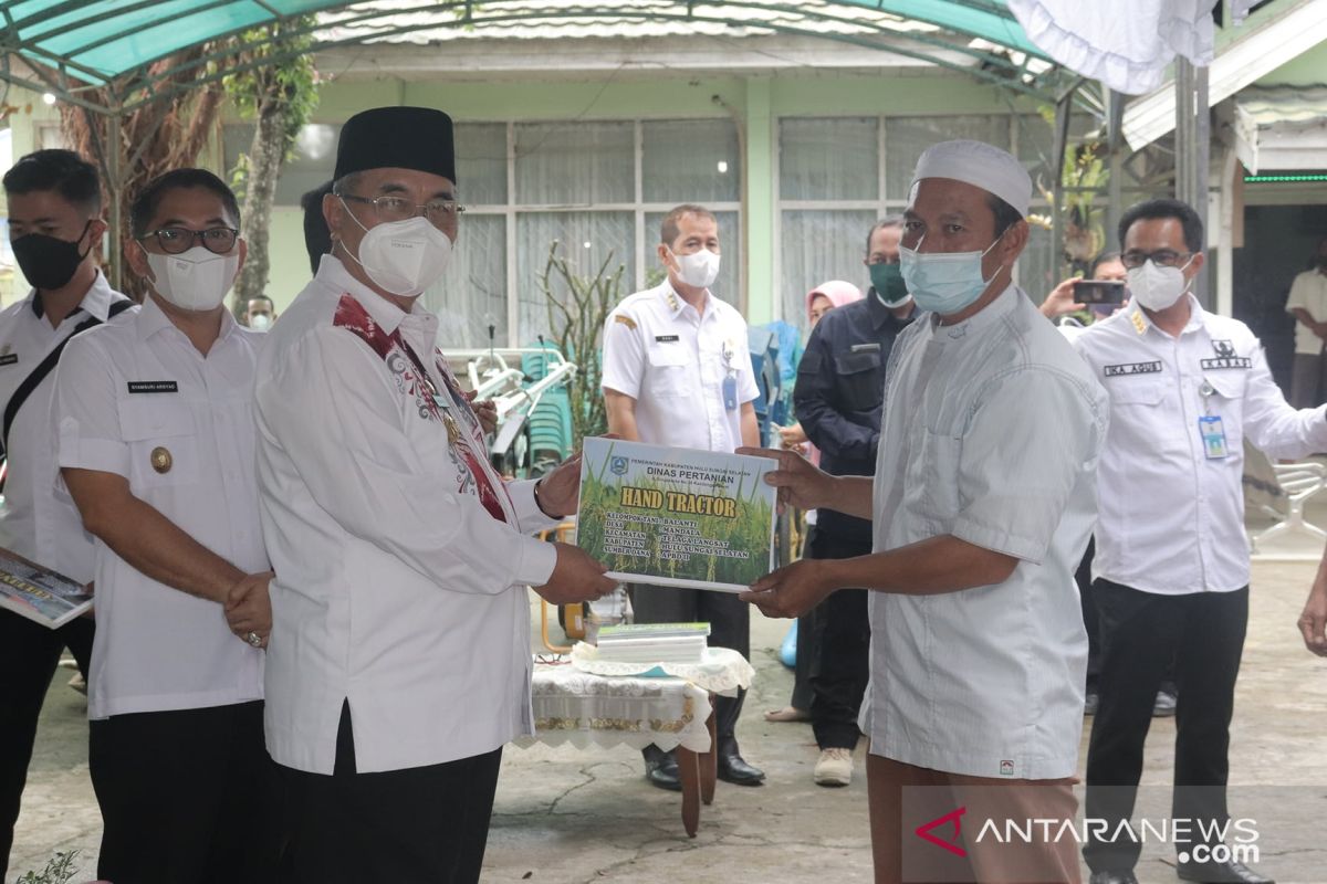 30 poktan di Kabupaten HSS terima bantuan alat mesin pertanian