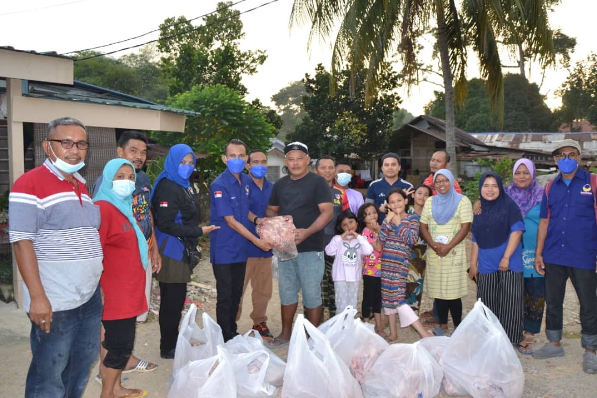 Nasdem Malaysia distribusi 20 ton ayam segar ke korban banjir