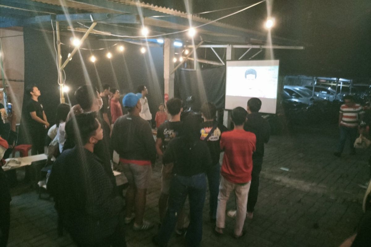 Penonton nobar laga final AFF kompak nyanyikan Indonesia Raya