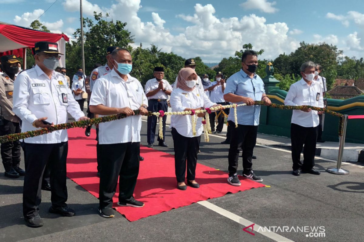 Bupati Sleman meresmikan tiga fasilitas sarpras di Prambanan