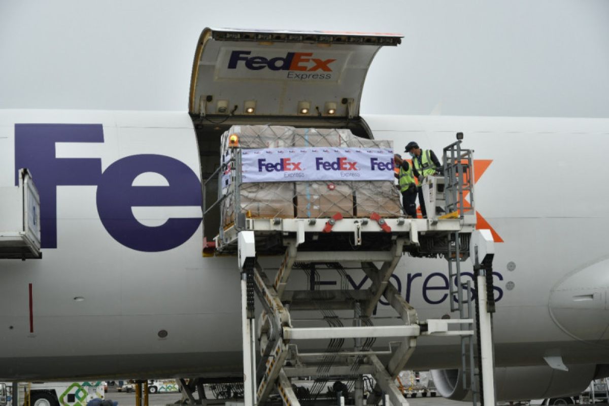 FedEx peringati hari jadi pengiriman vaksin COVID-19 pertamanya