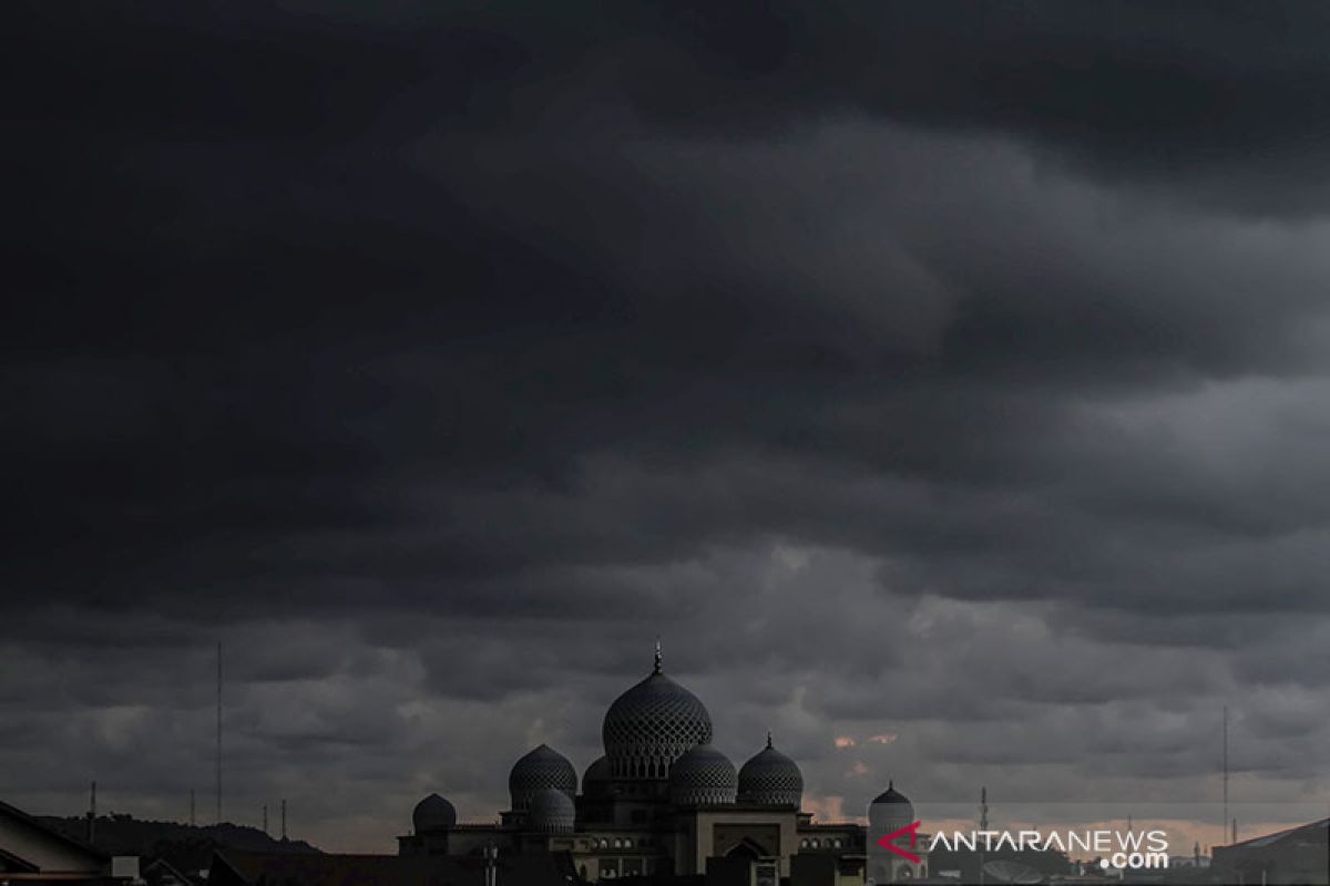 BMKG: Waspadai hujan sedang hingga lebat disertai angin kencang