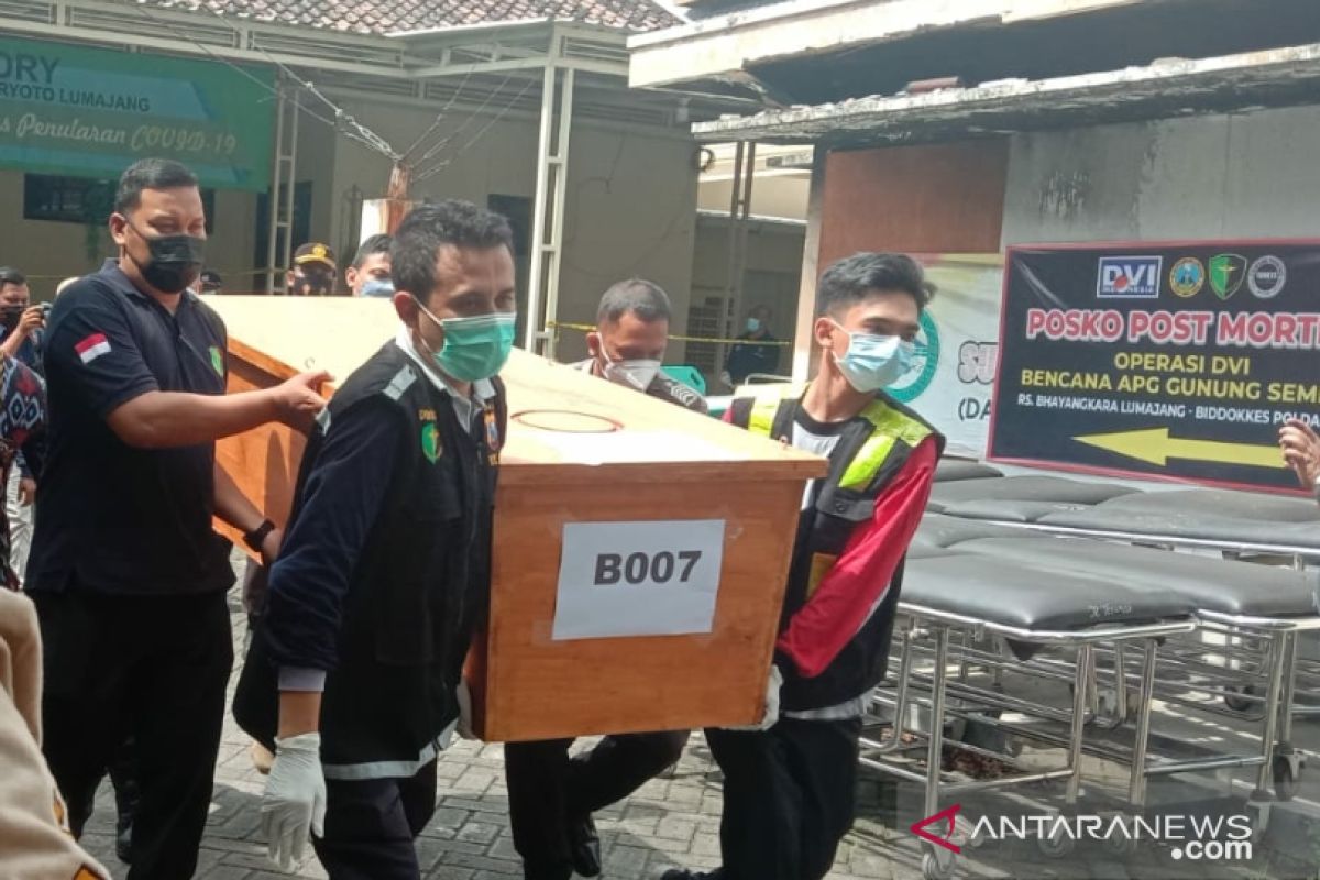 DVI Polda Jatim serahkan lima jenazah korban APG Gunung Semeru