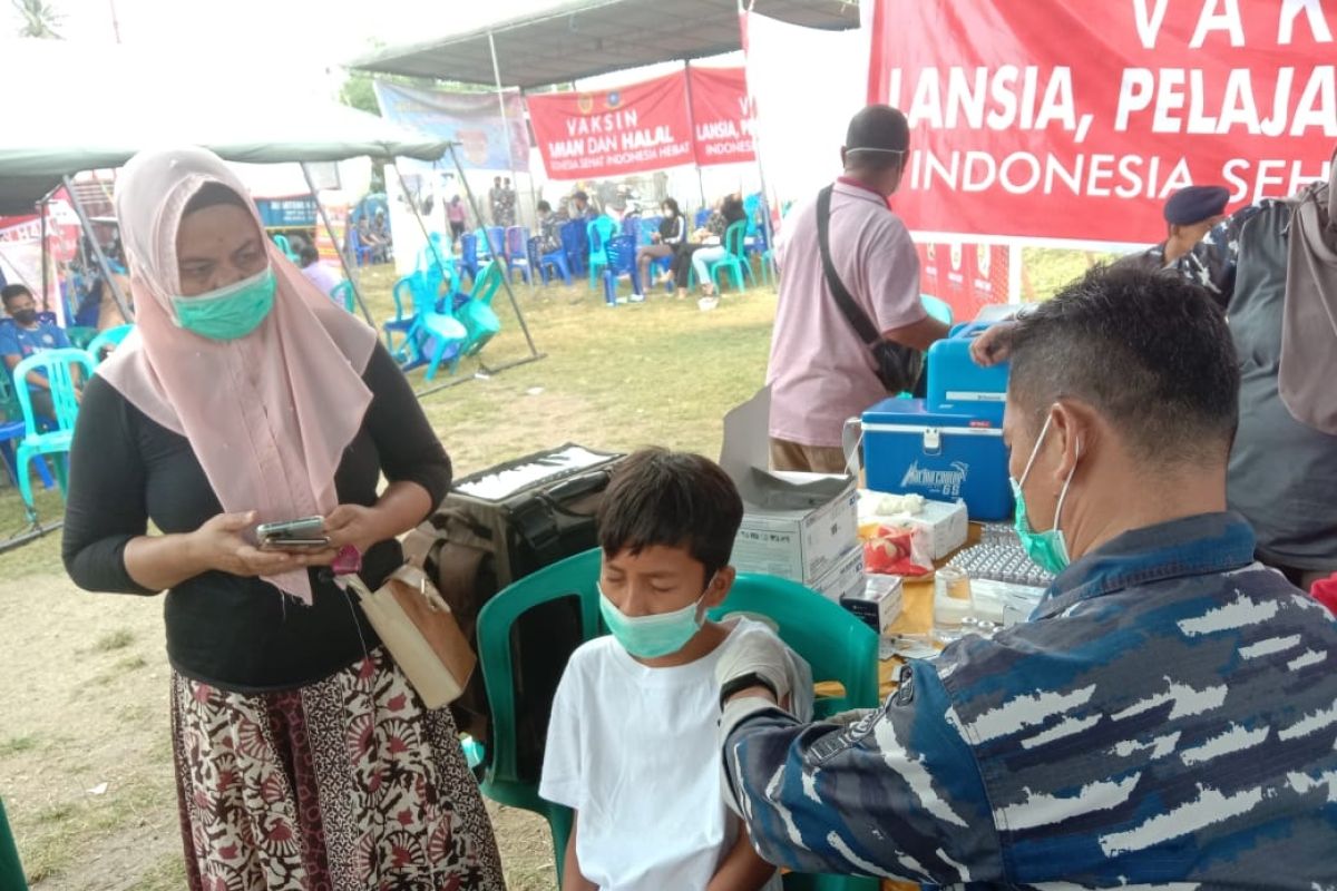 Lanal Gorontalo melaksanakan serbuan vaksinasi di Biluango