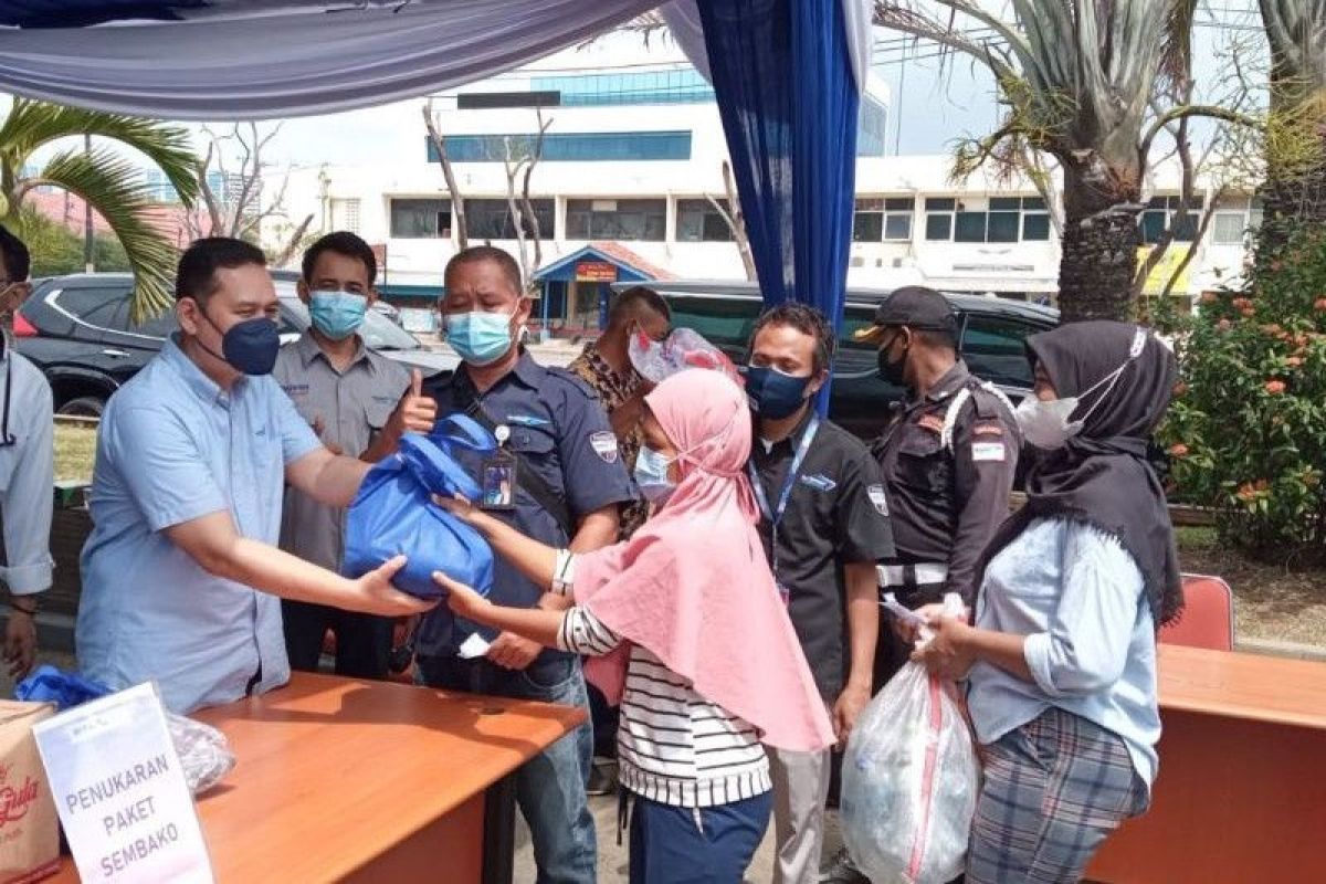 RNI dan BUMN pangan ajak masyarakat pesisir untuk tukar botol plastik dengan pangan