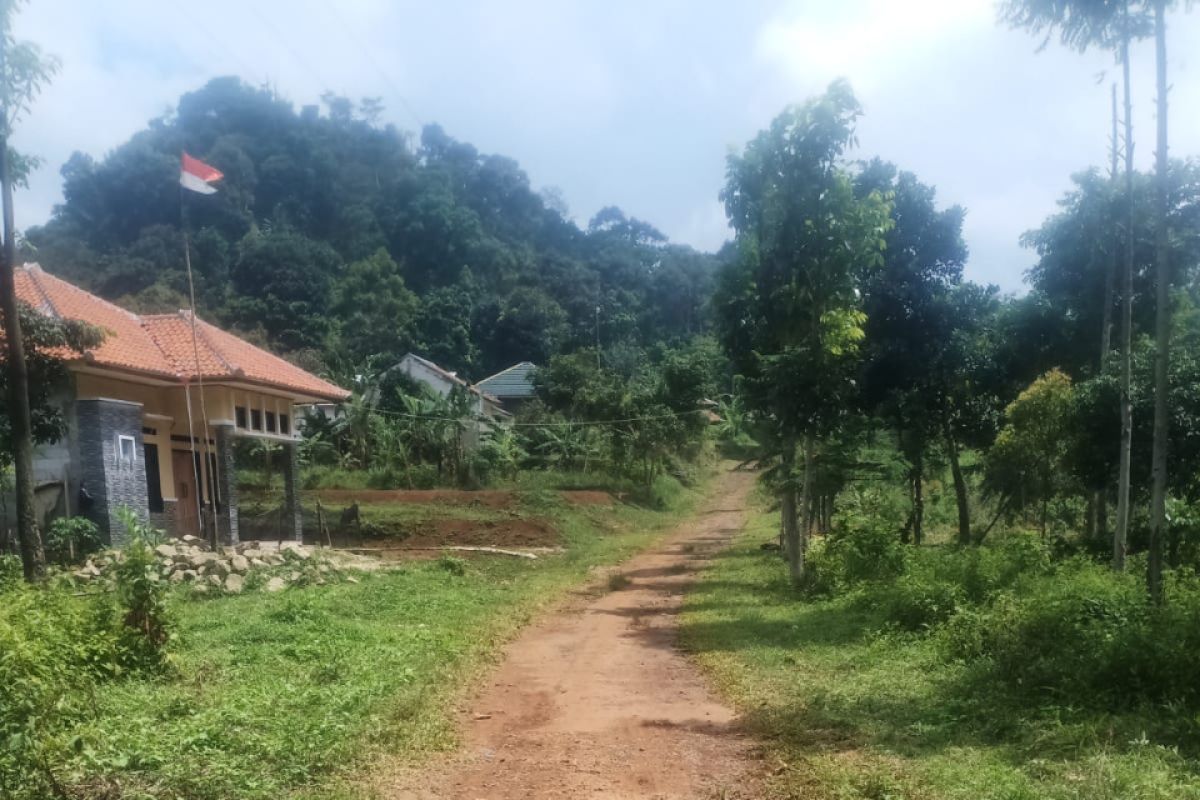 Jalan poros Desa Pasirnangka rusak dan licin